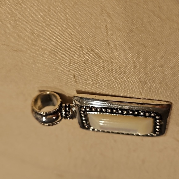 PREMIER DESIGNS Vintage Mother of Pearl Pendant & Pierced Earrings - Picture 6 of 11